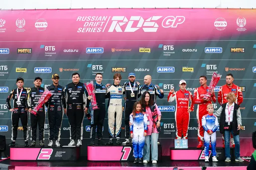 Призеры в командном зачете (слева направо): Takayama Forward Auto, Fresh Racing, LUKOIL Racing Drift Team. Призеры в командном зачете (слева направо): Takayama Forward Auto, Fresh Racing, LUKOIL Racing Drift Team.
