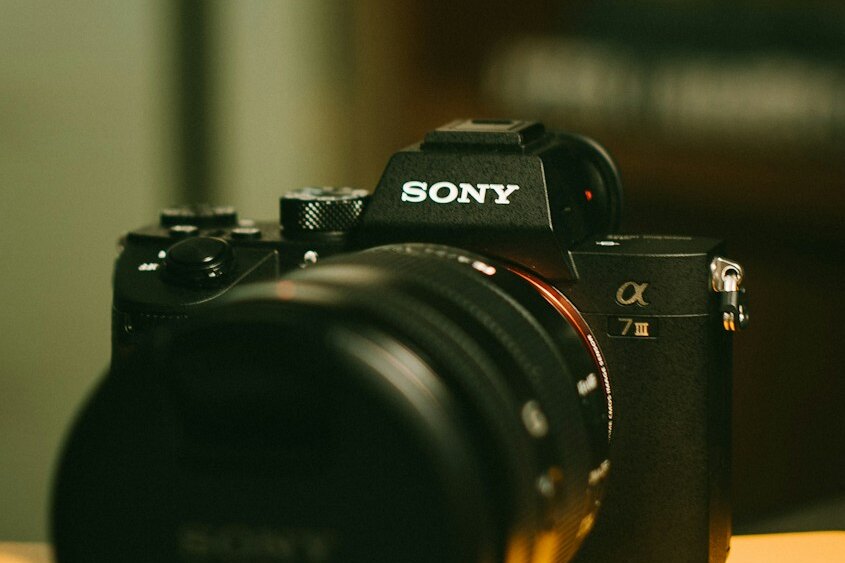 Почему камера Sony A7III до сих пор популярна? Вот что нужно знать об этой модели в 2025 году!