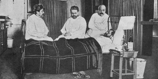 Ученые ухаживают за больным чумой в Чумном форте