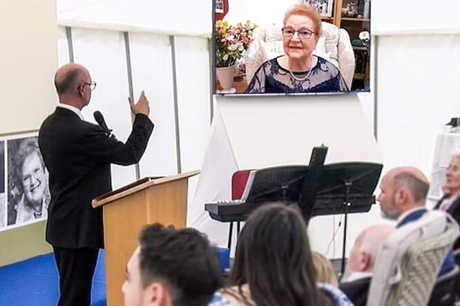 Женщина появилась на собственных похоронах в виде голограммы, чтобы поговорить со скорбящими