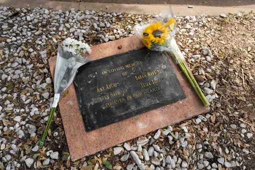 Мемориал жертв убийства в йогуртовой лавке в Остине в 1991 году