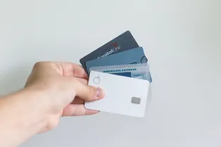 Что можно сделать с ненужными пластиковыми картами: интересные задумки