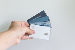Накопилось много ненужных пластиковых карт? Посмотрите, как они могут пригодиться в быту!