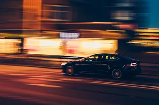 Электромобили чаще сбивают пешеходов, чем автомобили, работающие на бензине Электромобили чаще сбивают пешеходов, чем автомобили, работающие на бензине