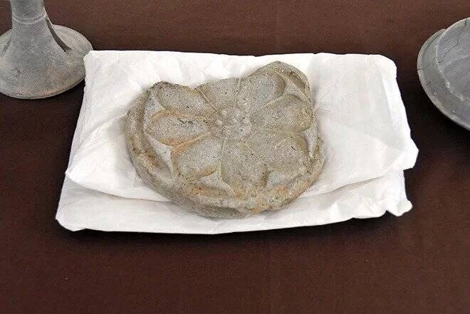 Глиняная черепица периода Асука (592-710 гг.), обнаруженная в каменной погребальной камере под кустарником на автостоянке /