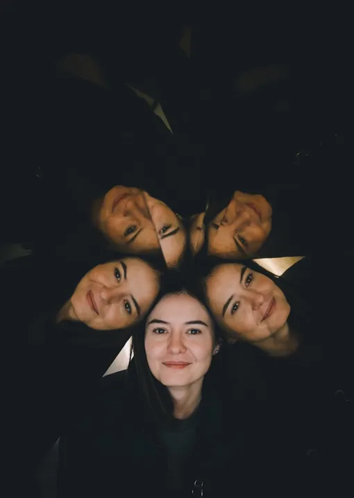 женщина и зеркало