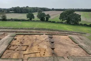 Поразительная история! Археологи обнаружили в Англии руины 1400-летнего языческого храма