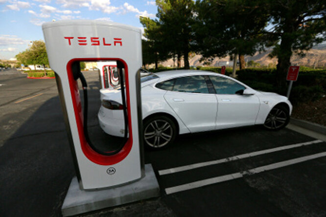 В США начали расследование гибели водителя Tesla при езде на автопилоте В США начали расследование гибели водителя Tesla при езде на автопилоте