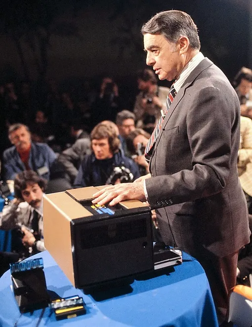 Эдвин Герберт Лэнд показывает домашний кинотеатр Polavision, 1977 год Эдвин Герберт Лэнд показывает домашний кинотеатр Polavision, 1977 год