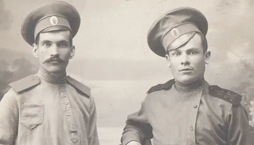 Кстати, гимнастерка подпоясывалась, как косоворотка, и называлась «Гимнастической рубахой», ведь изначально ее носили императорские военные при занятиях гимнастикой Гимнастерка и косоворотка