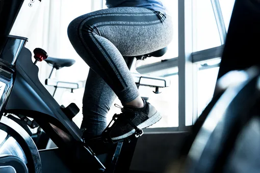 тренажерный зал, велотренажер, ноги человека