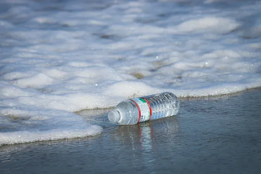 бутылка воды на пляже бутылка воды на пляже