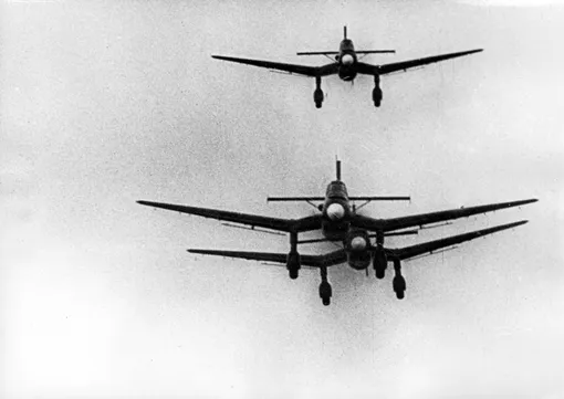 Пикирующий бомбардировщик Ju 87 Пикирующий бомбардировщик Ju 87 в полете