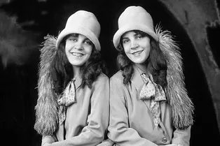 Родились фриками, но умерли звездами в бедности! История сиамских близняшек Хилтон