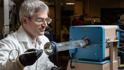 Чарльз Боренстин с экспериментальным аккумулятором фото