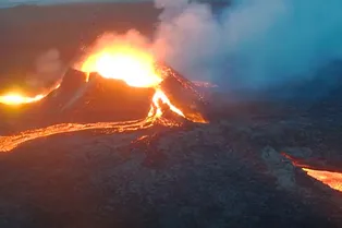 Видео: в Исландии мощное извержение — оно уже уничтожило кратер вулкана Видео: в Исландии мощное извержение — оно уже уничтожило кратер вулкана