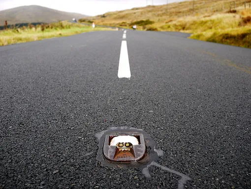 Светоотражатель кошачьи глаза