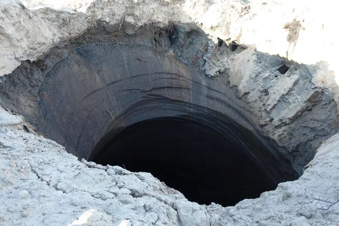 Кратер в вечной мерзлоте