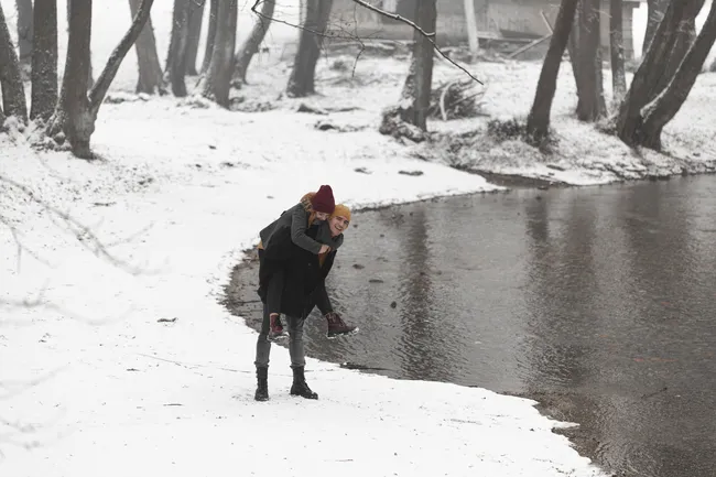 «Поскользнулся, упал, очнулся — гипс»: как пережить гололед без травм