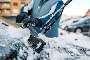 Как выбрать лопату для машины — и еще 5 вещей, которые пригодятся водителю зимой