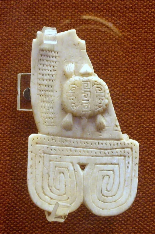 Еще один артефакт, которому тоже около 1000 лет, сделан членом недавно выявленной группы коренных народов. / Еще один артефакт, которому тоже около 1000 лет, сделан членом недавно выявленной группы коренных народов. /