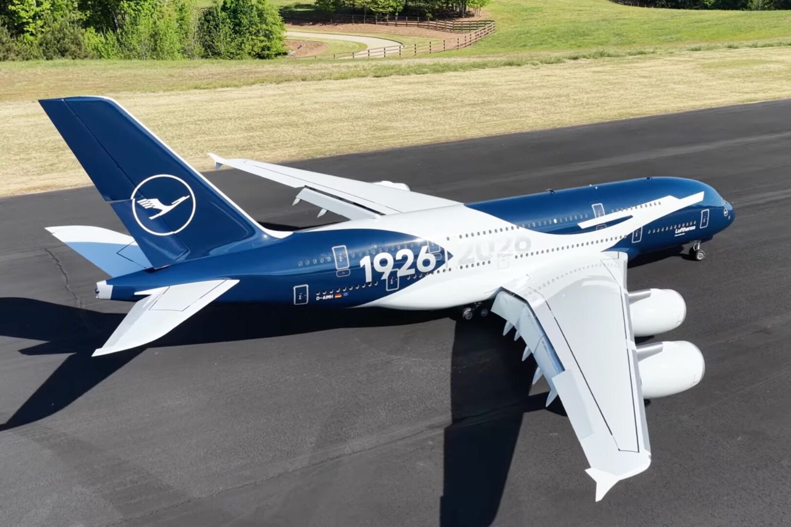 Самая большая в мире летающая копия Airbus A380 весит 360 кг и удивляет точностью деталей