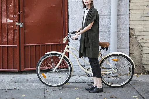 woman and cruiser bike