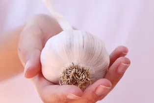 Почему не стоит злоупотреблять чесноком: неприятные последствия