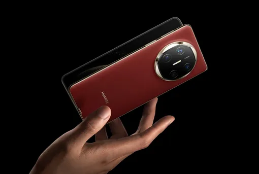 На фотографии складной смартфон HUAWEI Mate X6 Складной смартфон с хорошими камерами и надежной защитой от воды