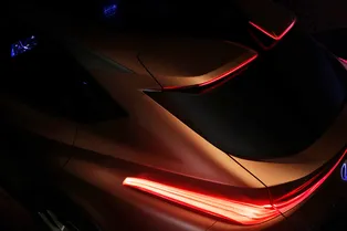 Lexus показал тизер нового «безлимитного» кроссовера