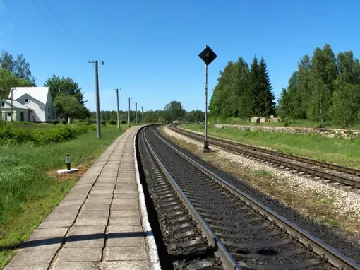 повторительный светофор на железной дороге