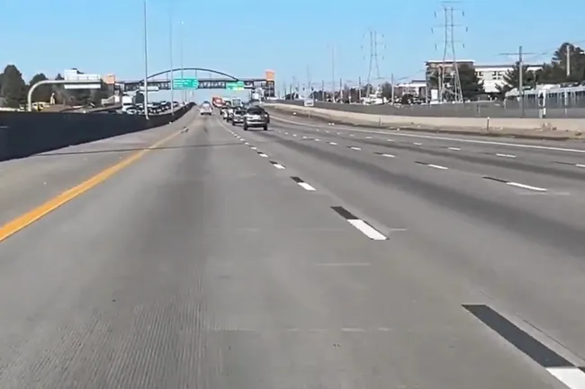 На дорогах появилась бело-черная разметка: обман зрения или интересное новшество?