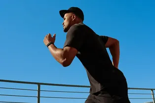 Он вернулся! Google выпустила легкий фитнес-браслет Fitbit Air без экрана Он вернулся! Google выпустила легкий фитнес-браслет Fitbit Air без экрана