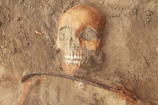 Могила «вампирши» в Польше и клад XVII века под кухонным полом в Великобритании: главные новости сегодня