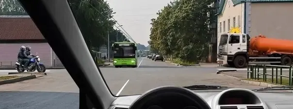 Кто проедет перекресток первым?