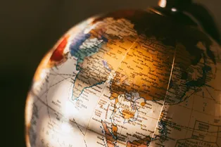 Знаете географию на зубок? Попробуйте угадать 3 страны – по столице, контуру и флагу