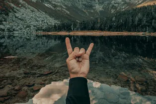 Узнайте неприличные значения привычных жестов! Вот что они значат в разных странах