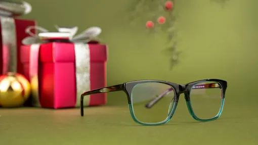 Очки и новогодние подарки