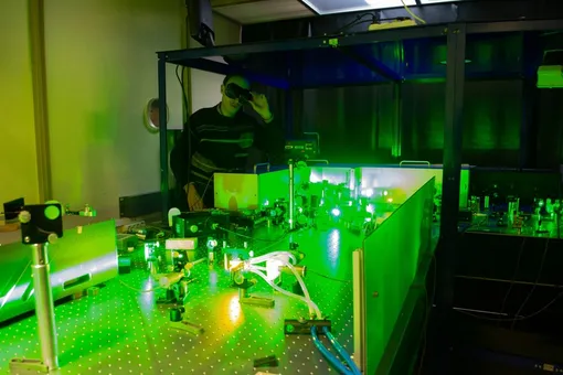 Фемтосекундный лазерный комплекс плазма в лаборатории фото плазма неон свет