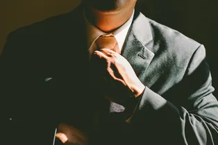 Как завязывать галстук: 4 простых способа, с которыми справится каждый