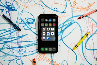 Запрет на мобильные телефоны в школах не работает, лучше поощрять учеников, говорится в исследовании