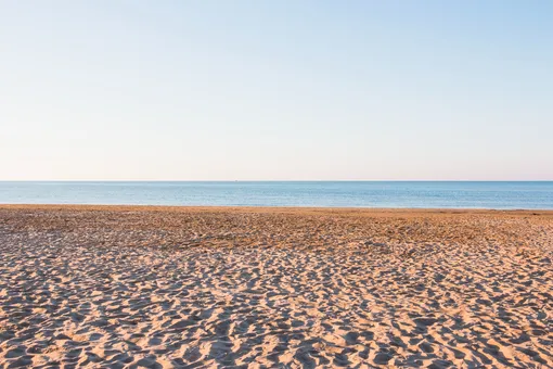 Пустой печаный пляж Пустой печаный пляж