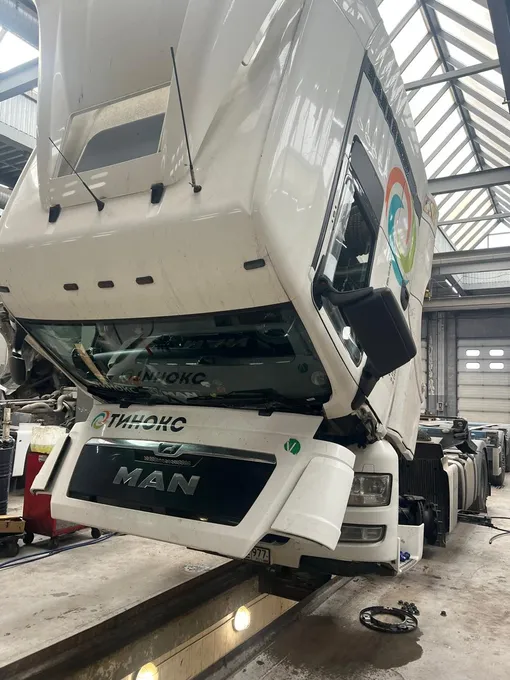 грузовик с поднятой кабиной