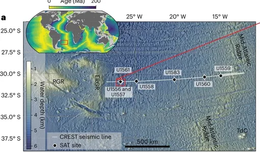 Подводный рельеф района разрыва в южной части Атлантического океана с указанием мест бурения (черные кружки); на врезке показано расположение района Южно-Атлантического разрыва на карте возраста морского дна.