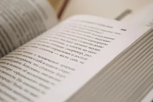 Ученые выяснили, почему мозгу легче понимать фразы, а не сжатый код