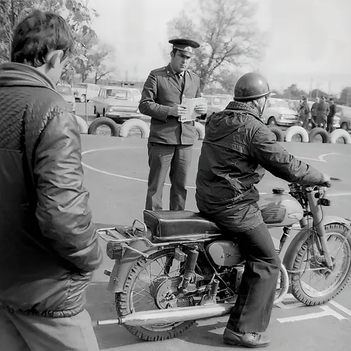 мотоцикл и инспектор черно-белое фото