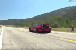 Bugatti разогнался до 370 км/ч на дороге общего пользования: видео Bugatti разогнался до 370 км/ч на дороге общего пользования: видео