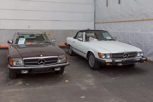 Mercedes-Benz R107: слева европейский с обтекаемыми фарами, справа — для экспорта в США с фарами типа sealed-beam