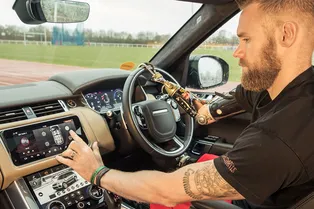 Jaguar Land Rover научит двери открываться автоматически Jaguar Land Rover научит двери открываться автоматически