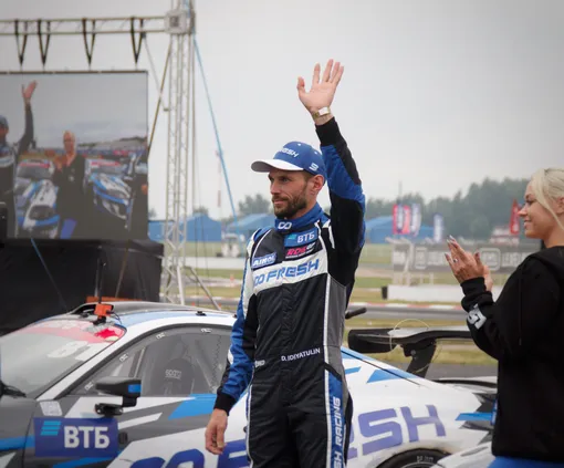 Дамир Идиятулин (Fresh Racing) приветствует зрителей на параде пилотов Дамир Идиятулин фреш фото рдс RDS GP фото fresh racing